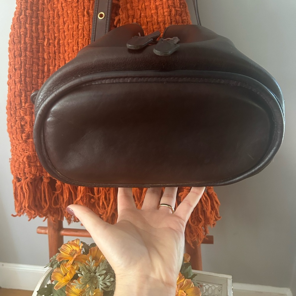 Elegant Brown Leather Bucket Bag - Picture 10 of 16